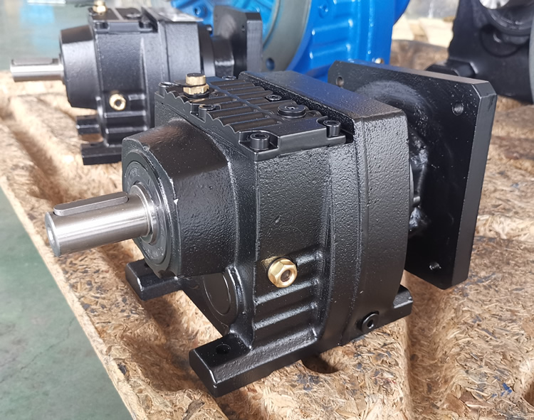 R37系列減速機的實物照片，輸入配伺服電機