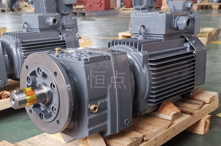 RF47系列減速機配直聯電機，立式安裝 輸出法蘭+軸 實物圖