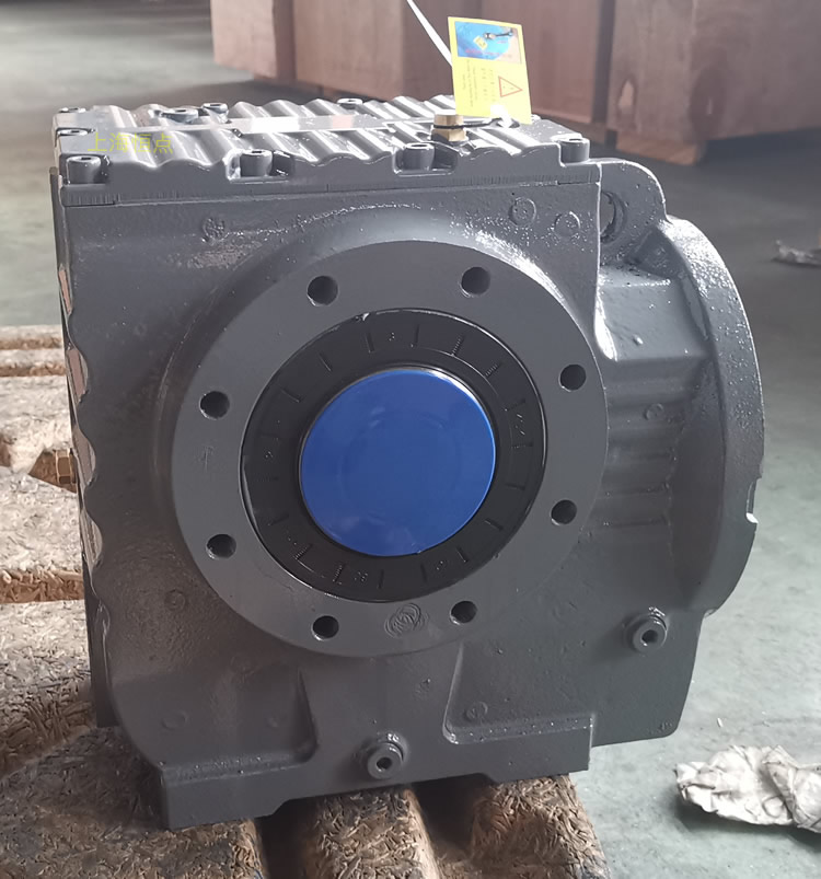 SA77減速機主機 輸出通孔 可見内部齒輪與蝸輪