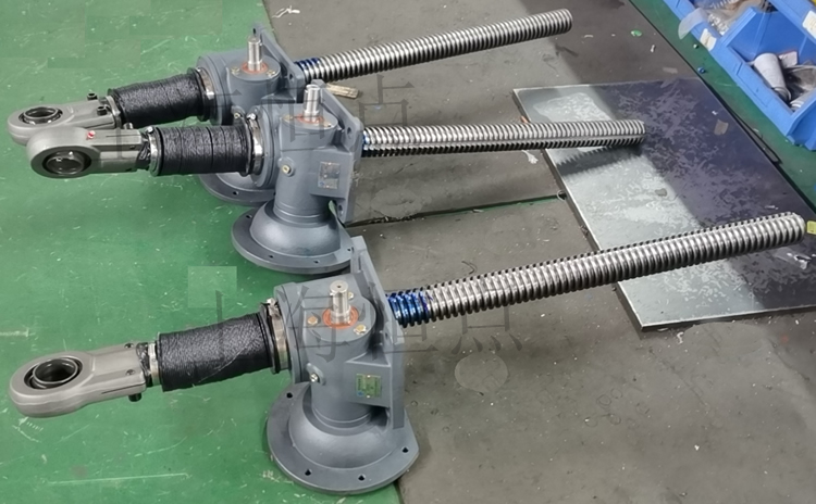 SWLD10升降機配關節軸承，配軟防護罩的實物圖